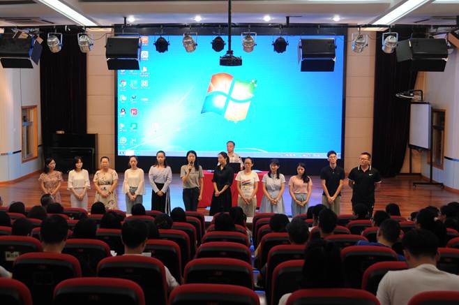 说明: F:\2018-2019学年第一学期工作资料\活动照片与报道\8.31新学期教师大会\DSC_8024.JPG