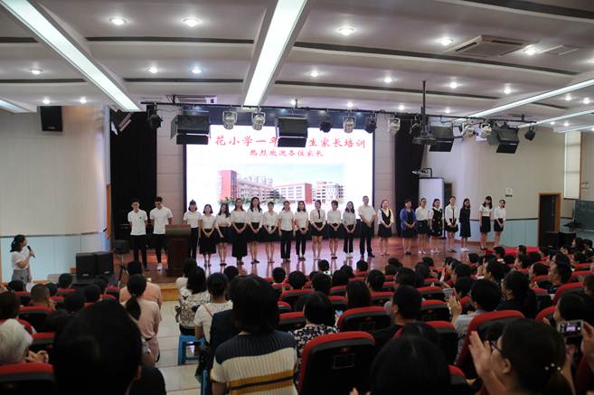 说明: F:\2018-2019学年第一学期工作资料\活动照片与报道\9.1新生家长培训\报道用\DSC_8073.JPG